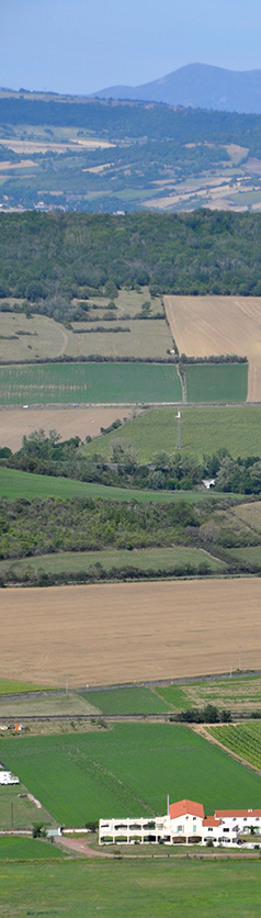 Contexte du gîte l'île Auver entouré par la campagne et la montagne