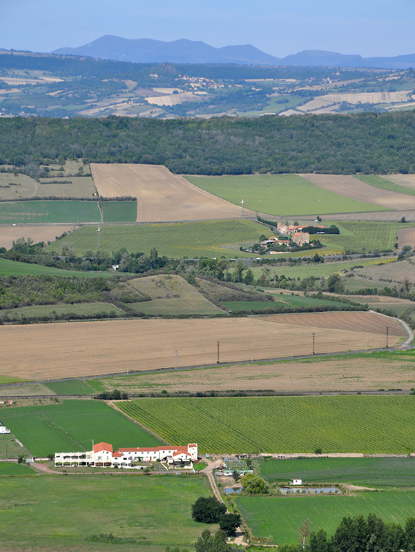 Contexte du gîte l'île Auver entouré par la campagne et la montagne